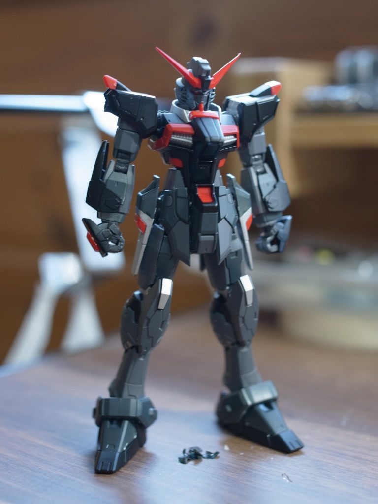 いつものサフ画像はありません。だってランナー塗装ですから。
組みあがったら、もうこんな感じ。
この後、必要と感じるゲート処理を施して、仕上げ塗装とデカール貼って、艶消し吹いてスチール球ボンド止めして出来上がり。
バランス調整は、首を0.5mmだけ延長してます。
「ひけ」もありましたが、艶消しトップコートとデカールでごまかしました。
これはこれでいいんですよね。