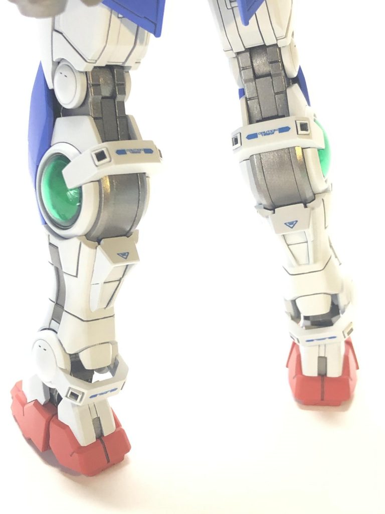 膝裏とアンクルアーマーのダクト状のディテールが甘いと感じたので、掘り込んでから別パーツを貼っています。waveのUバーニアフラットを加工しました。