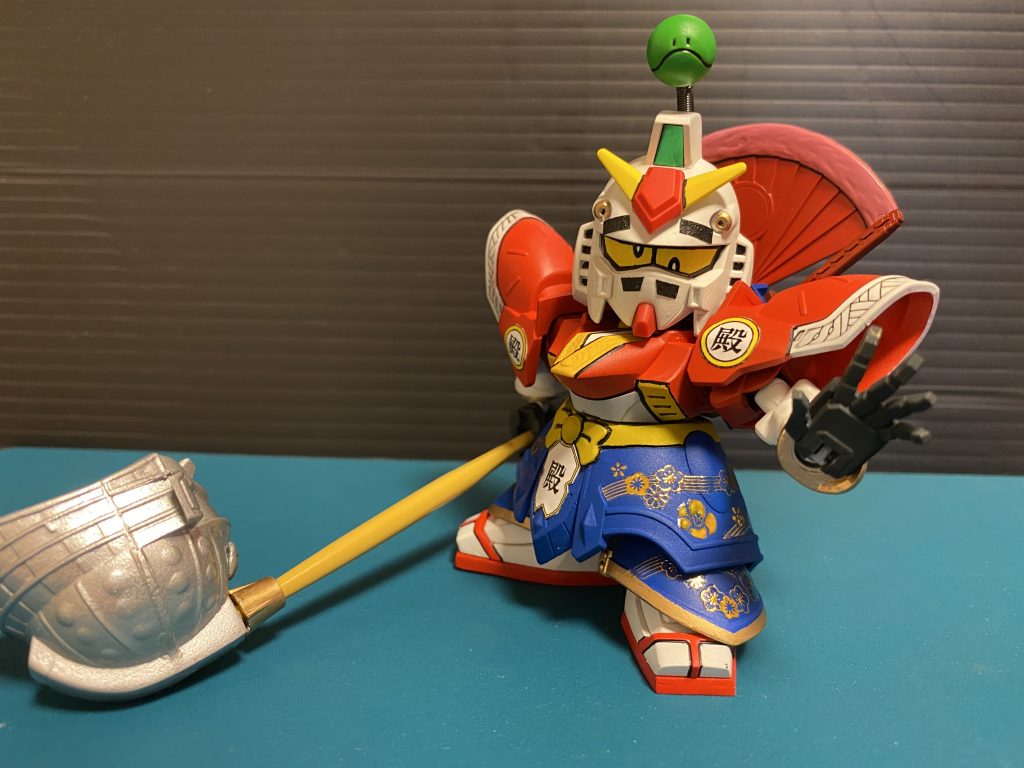 ボディは、三国伝のサザビーやズサなどを使って、袴のシルエットをイメージ。