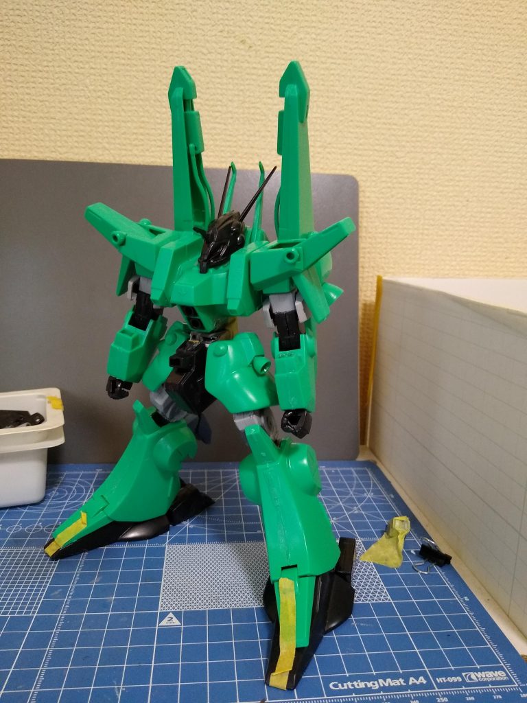 初期案。四肢と腰の延長をしてバランスをとったところです。