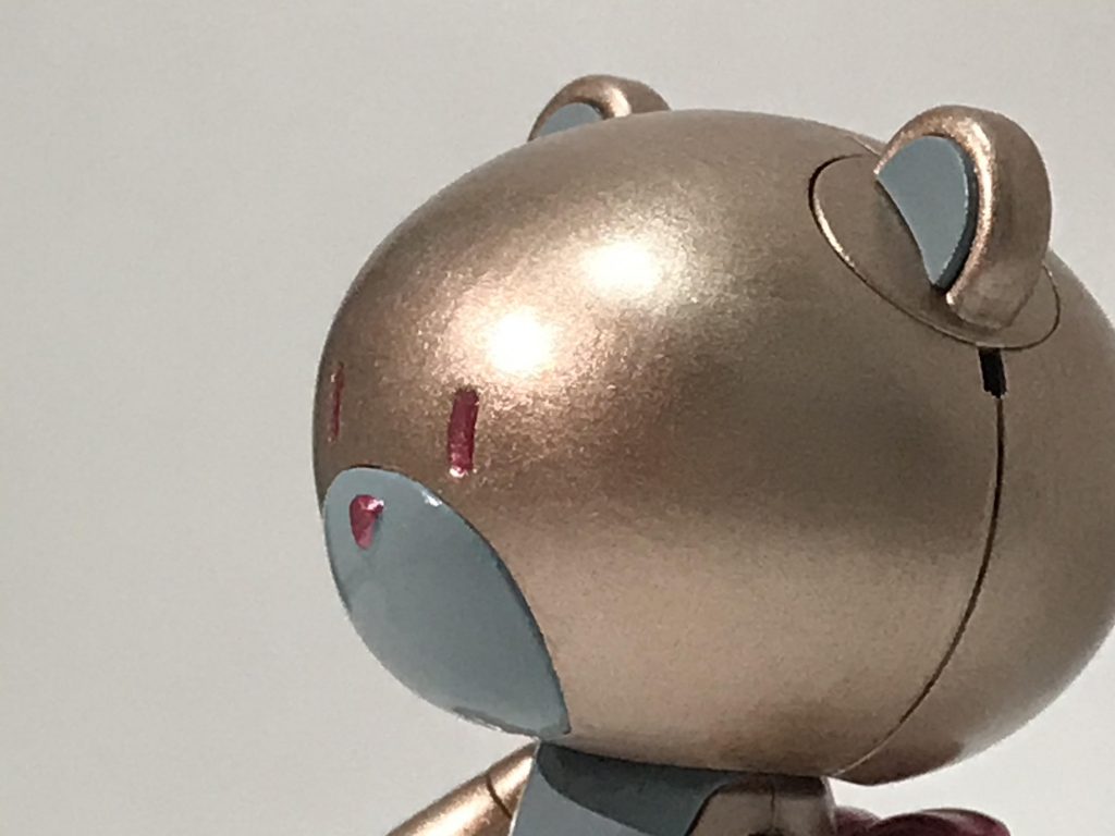 こだわりの目!メタリックピンクを塗った後に、ネイルで使うジェルを塗布して硬化させたらしいです!レジンのようなものだと思います(^^)