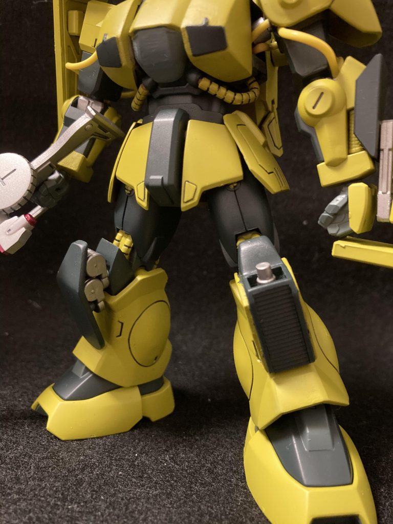 脚部に2種のショックアブソーバーとビームサーベルを装備．
これにより着地時の衝撃緩和と狙撃の姿勢安定力を向上させ…られる…？