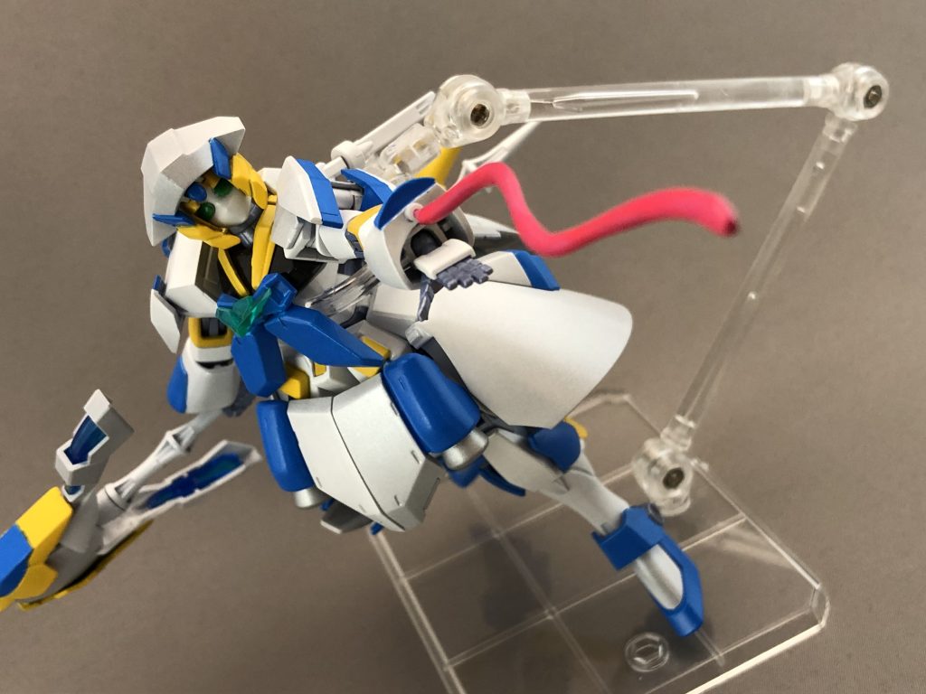 またこの銃口からはビームウィップも発振が可能!
ビームサーベルほどの収束率は無いため切断力は低いものの、不規則な軌道により回避・防御が難しいという設定です。
パテが余ったのでついでに作りました。