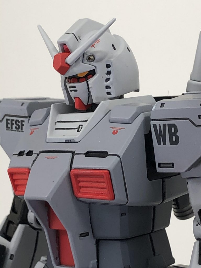 両肩以外のデカールは、赤で統一しました。