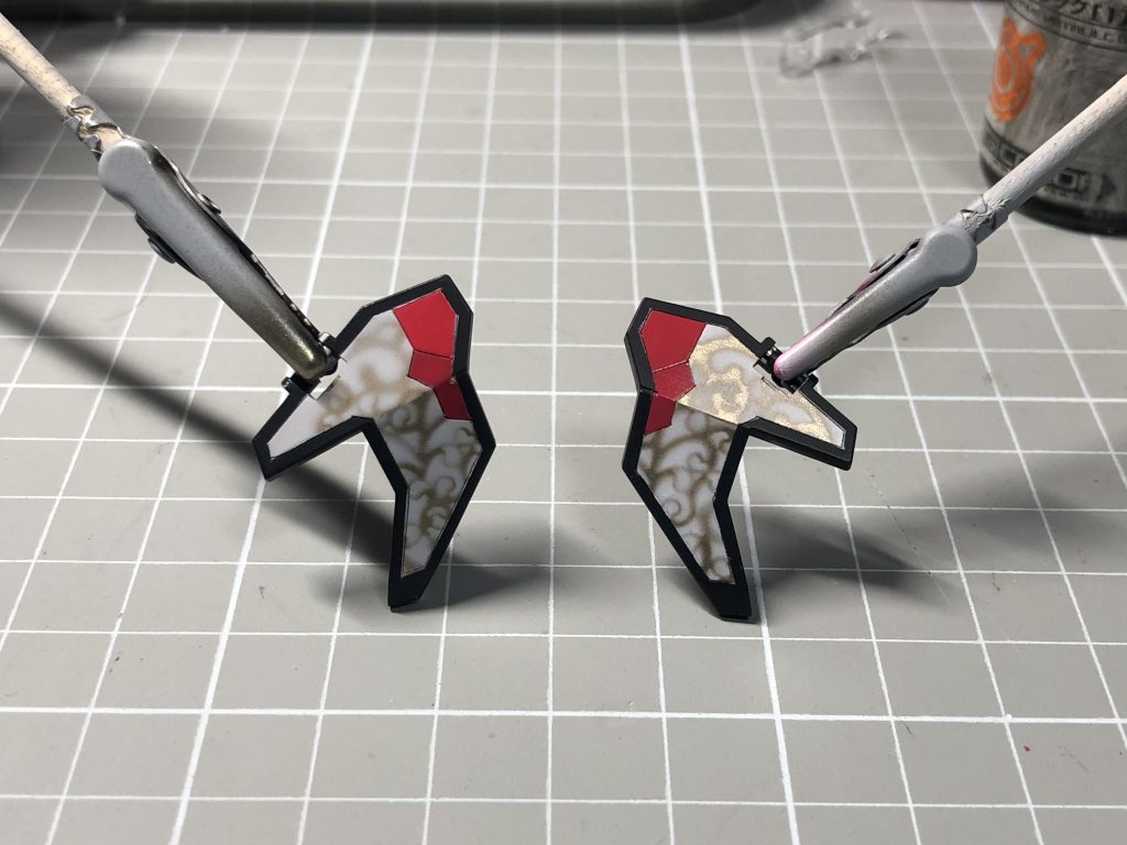 何かインパクトのあるものを1箇所配置したいと思い、肩パーツに和風の装飾に見えるような塗装を行いました。
アクセサリーのパーツをマスキングに使用しています。