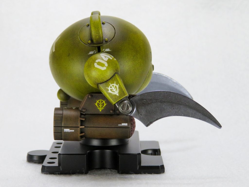 鎌の塗装はメタルカラーをティッシュでポンポンと叩くように塗って磨くことで、ボディ(装甲)との質感の違いを出してみました。