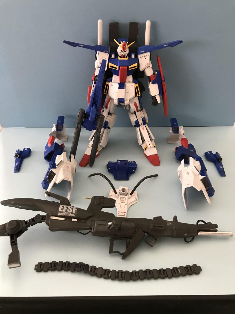 フルアーマーを着脱可能にしたのはこれをやりたかったから！フルアーマーパーツを並べるとやっぱりカッコいいですよね！ 