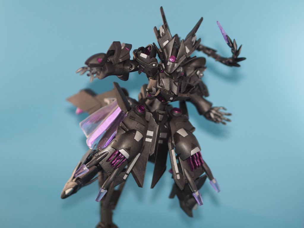 ギラーガテイルが頭部後ろに付いていおり、腰の翼の邪魔にならず中距離から近距離までの戦闘において隙を突く事が可能となっている。