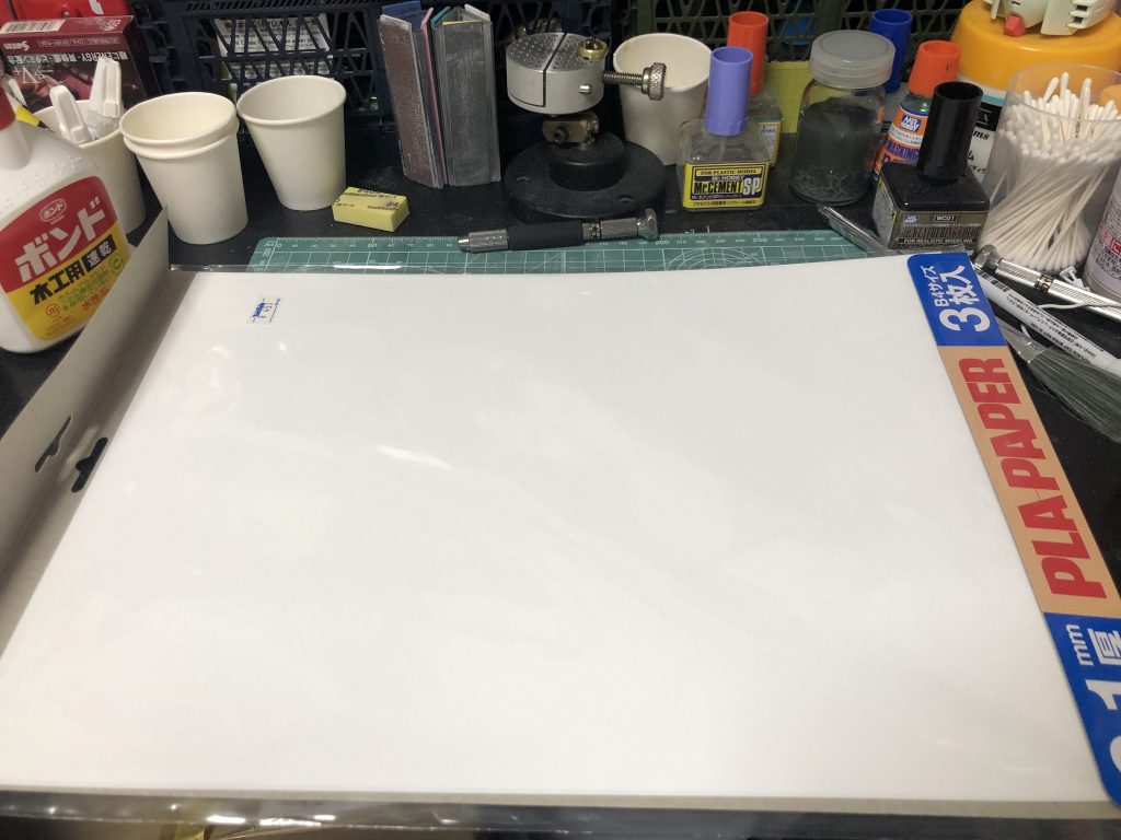 舞い散る花びら表現。
0.1ミリプラペーパーを使用。
適当なサイズに切ることで遠近感出てればなぁと。
人物より花びらデカいじゃんみたいなツッコミは無しでお願いします(゚ω゚)
制作工程は以上。
1/144フィギュア以外はちょろかったです。