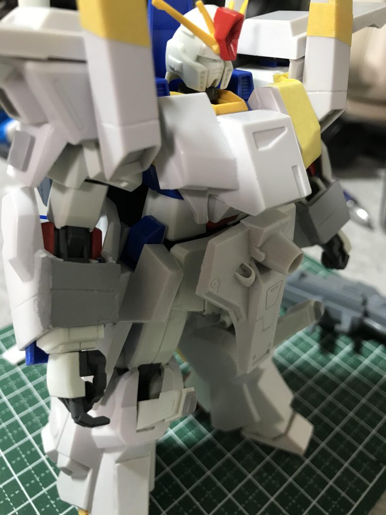 腕部アーマーは磁石を仕込みつつ前面をプラ板で作成。旧キットの胸アーマーをそのまま付けると、横から素のZZガンダムが見えてしまうため、プラ板を足して見えない様に加工してます。それと見えにくいですが、Z Zガンダムの前掛けと膝の赤い部分もプラ板で延長しています。 