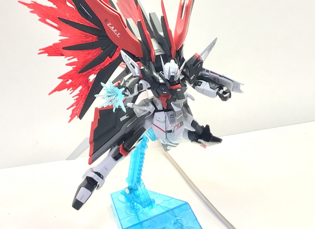 パルマ・フィオキーナ掌部ビーム砲。デスティニー同様光の翼を展開し、最大戦速からゼロ距離で叩き込む本機の奥の手であり、専ら貫手として使われることを逆手に取って中距離からおもむろに照射するといった運用も可能となっている。