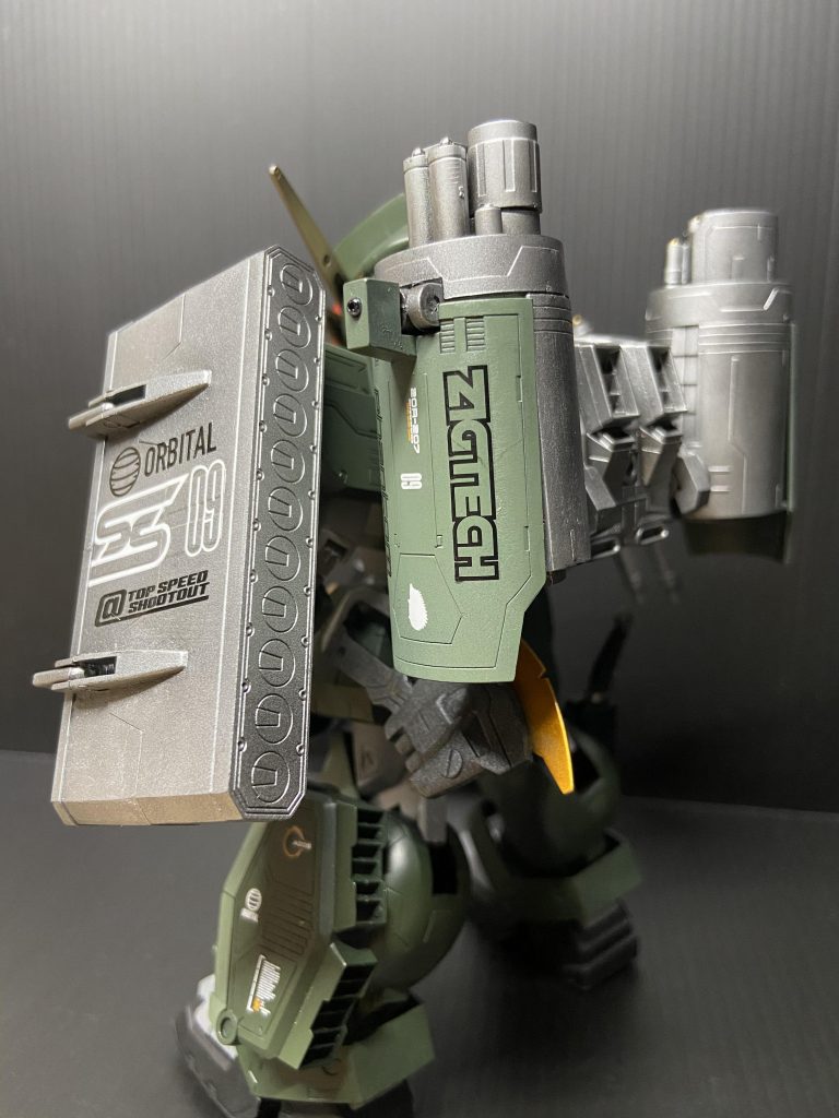 ほぼ形状もレオパルドDなのですが、肩アーマーの横長感が、SD化する前から気になったので、思い切りのぶった切りです。個人的にレオパルドは緑が好きなので、カラーは変更。単調にせず、うるさくない程度の色差で、グリーンを2色使ってます。結果レオパルドが、デストロイになる途中の武装試験機のような脳内後付け設定をしてます。なのでセミデストロイです。
+