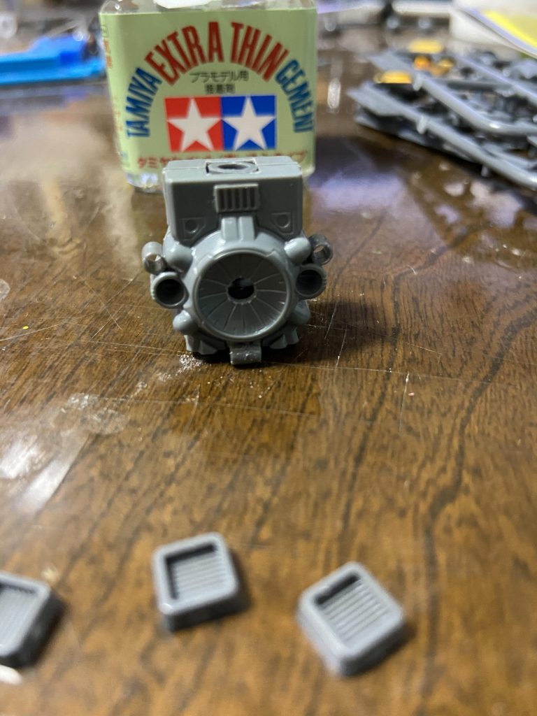 メガソニック砲そのものにはパイプらしきモールドがあるためついでにこちらにも前後左右にショートパイプを通して動力パイプを新造。
パイプと配線で違和感なくディティールUPする事が出来て一安心。