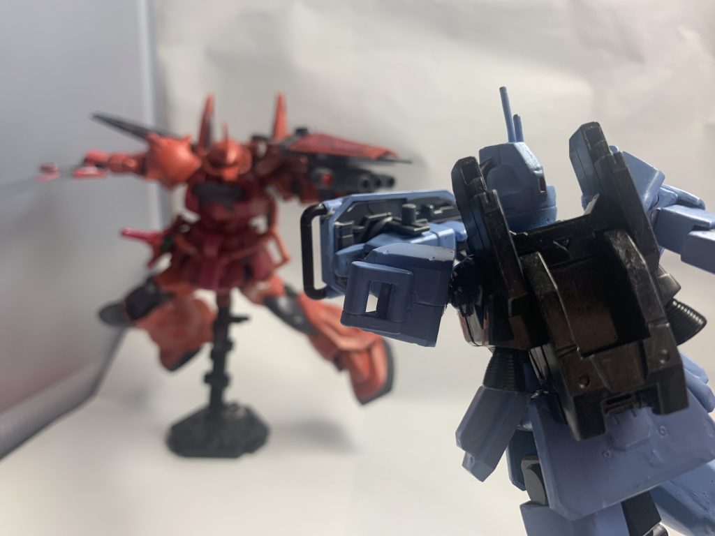 なんとか耐えながら突撃!距離を詰められたからでかいガトリング・シールドは捨てて腕の三連装ガトリングで追撃!