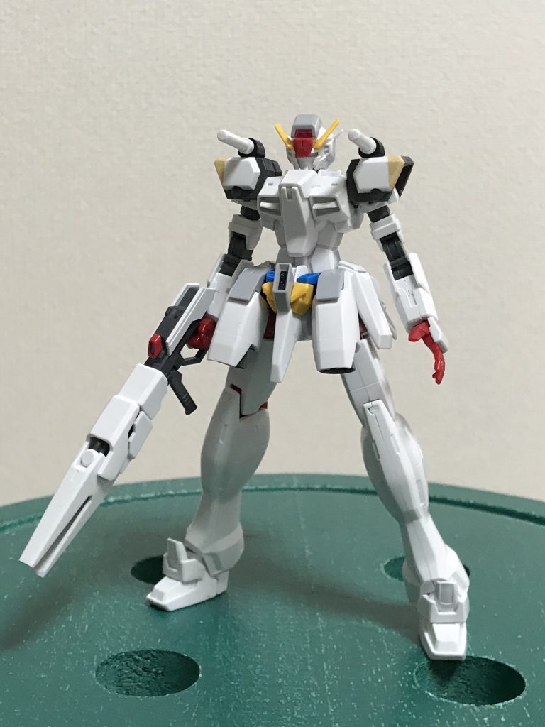 最初はビームサーベルが肩装備で、メインカメラもかなり大きかったです。