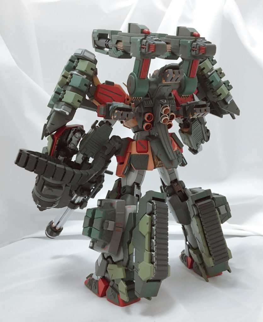 バックから。バックパックウェポンに取り付けられているEパック(Eパックラックに3個づつ、計9個のEパックを作製しています)バックパックウェポンには、追加で補助スラスターと推進剤パックを作製。勿論バスターキャノンも可動します。