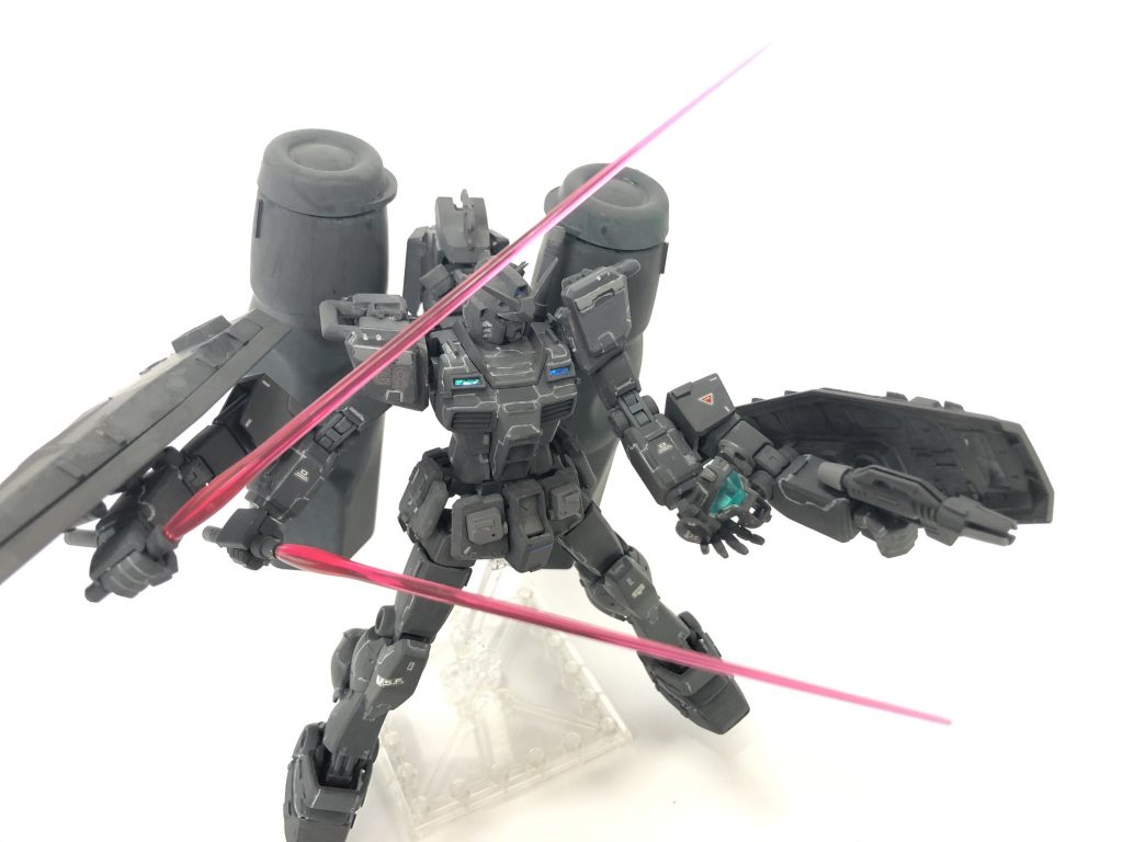 カラーリングはあえてグレーとし、宇宙迷彩をイメージしていますサイコミュ試験機としてのガンダムであれは細心の注意を払っているだろうと思った次第です工作的なチャレンジとしてはセイラマスオさんのマスオディテールを施していますまた、背部大型ブースターはラムネの容器を使いました目立ちませんが、ふくらはぎに追加のブースターを付けております