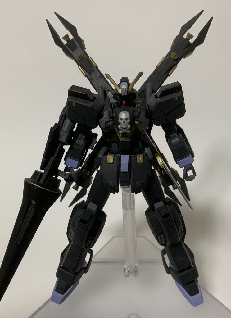 正面から。クロスボーンガンダムX2改をベースに、主にレオパルドダヴィンチのパーツをミキシングしています。こちらのガンプラも、接着剤を用いない完全ミキシング機体として仕上げています。