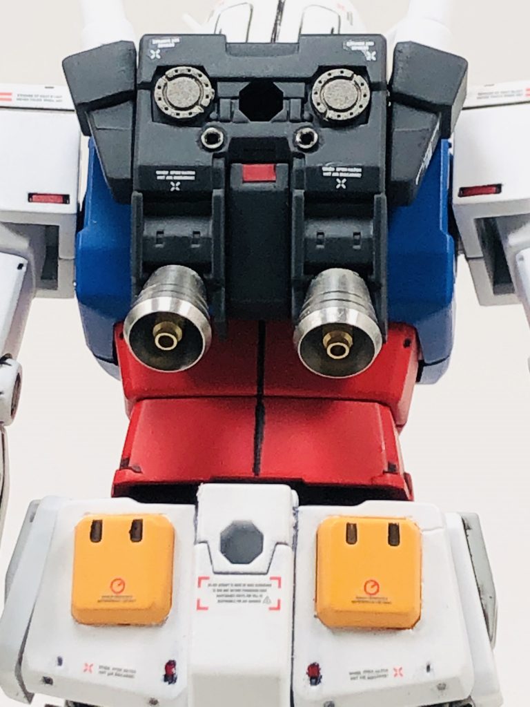 バックパックは、小型スラスターを追加し、メインスラスターはメタルバーニアに変更して大型化しています。