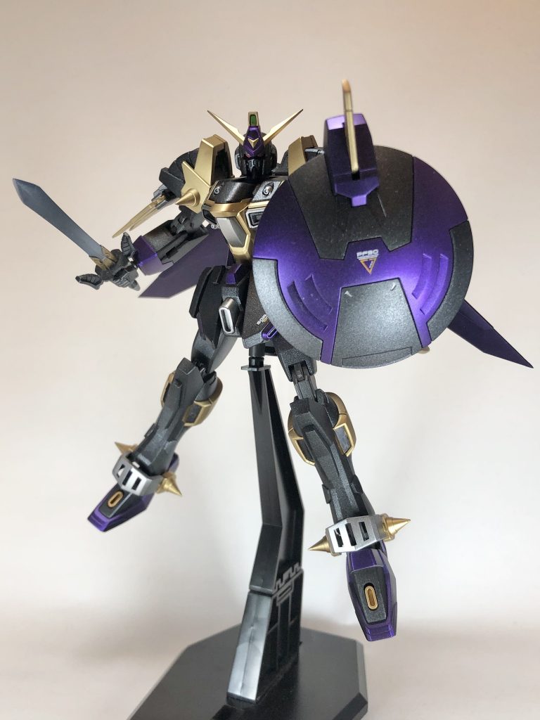 太腿のパーツは一部筆塗りしたのですが、筆ムラがかなり目立つのでここも反省です。