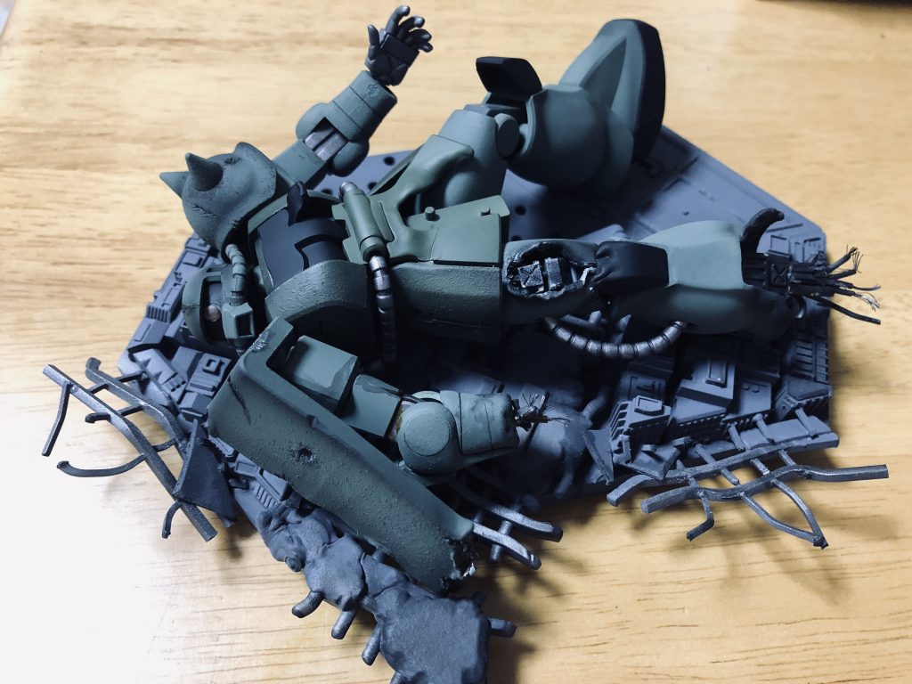 そしてメインカメラもジッジジ♪と壊れかけた半点灯風に塗ったりとやはりメインはZAKUにww