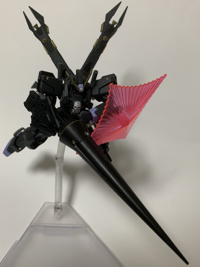 メイン武装の大型ランスユニットは、GNランスと30MMの指揮官用アーマーの盾、その他ジャンクパーツでグリップを作り保持させています。黒い機体はかっこいいけど、写真に写すと真っ黒で見難いのが玉に瑕ですね。