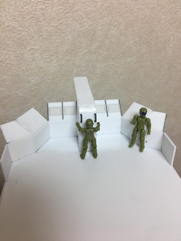 モニター、操作盤系から作り始めました。