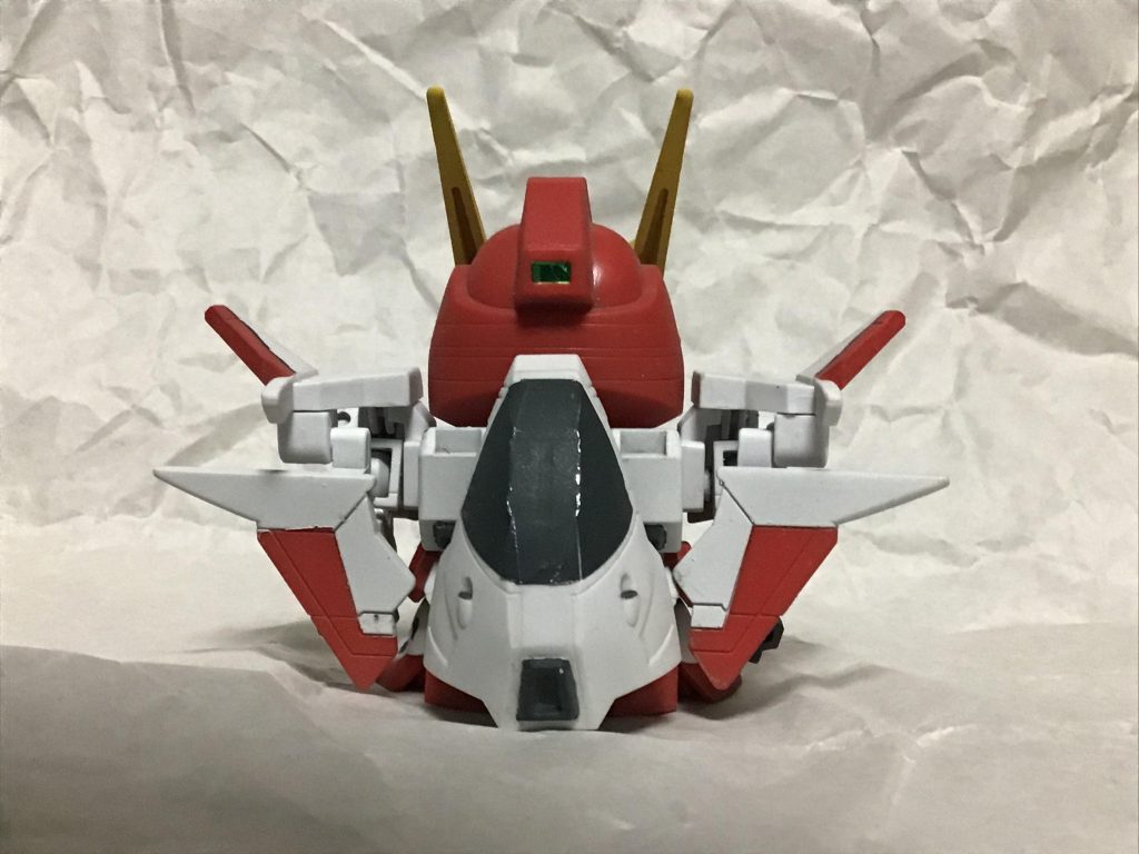 うしろ。後頭部センサー?カメラ?は100均のキラキラシールです。
塗った色は
黄色:赤サフの上からMSイエロー
赤:キャラクターレッド
白:灰色9号の上からキャラクターホワイト
黒:ネイビーブルー
ライフル:メタルブラック
です。