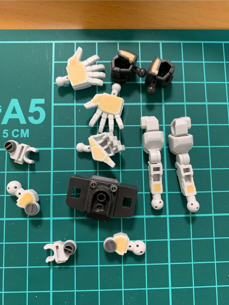 目立つ穴はパテで埋めています。
    +