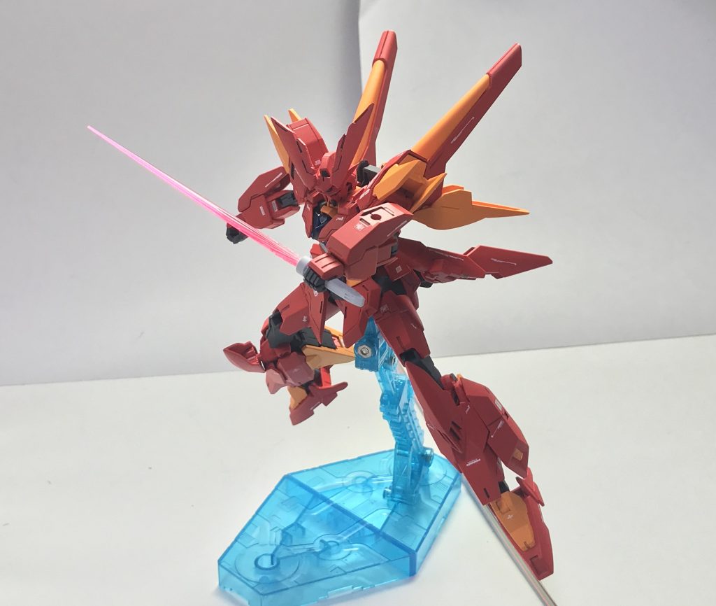 ビームサーベル。腰部ユニットに二基接続された武装であり、その腰部ユニットはミノフスキードライブ下部のオレンジイエローと併せてレコードブレイカーの4枚羽に見立てられながらも本質はミノフスキードライブ運用時に生まれる不安定な余剰出力をビームサーベルに分配すること及び熱を逃すための複合サブユニットである。