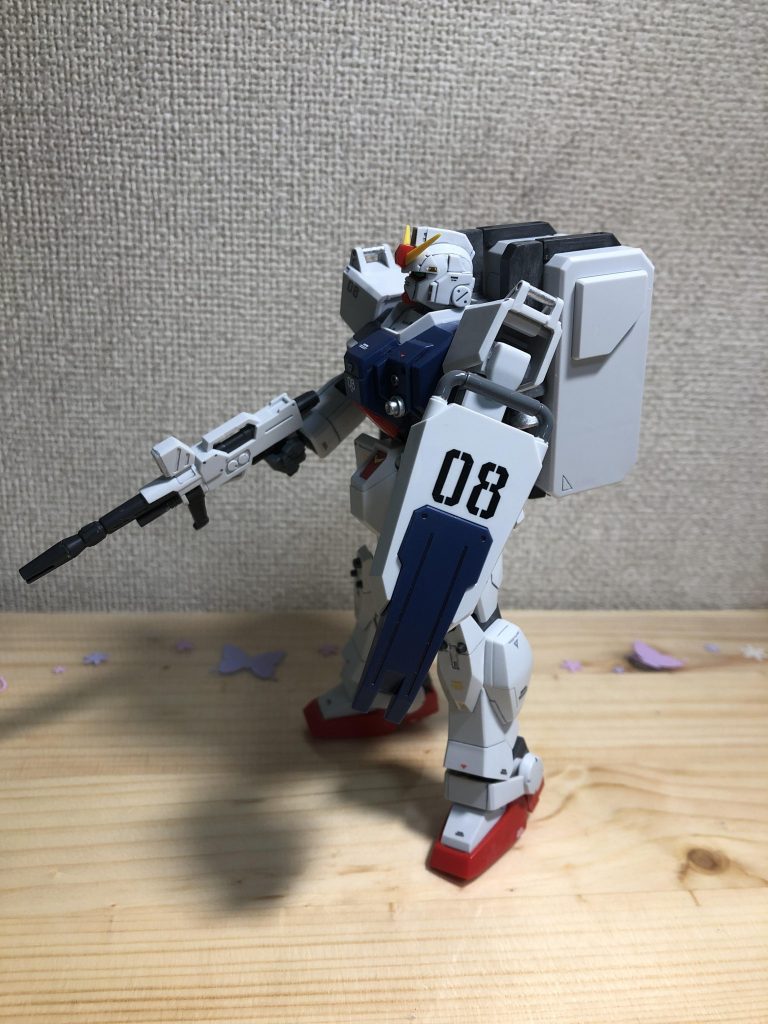HG陸戦型ガンダム 専用のデカールを貼り、ガンダム マーカー流し込みスミいれペン(グレー)で墨入れを行いました。