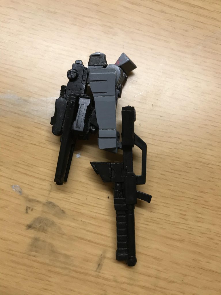 右サイドスカートにはライフルをラックできるようにしました。