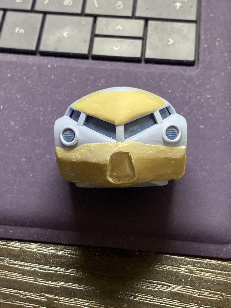 パテ盛って腹部を成型
    +