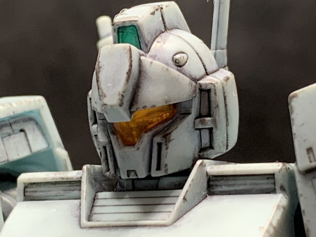 頭部のレンズ内部はガンダムマーカーのシャインシルバーで塗装してます。