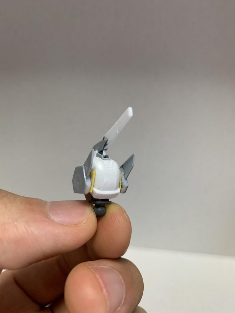 後ろからセンサーの上の部分、設定画では変な囲いみたいなのを見つけたのですが「こ、こんなもんか?」って作ってみました。