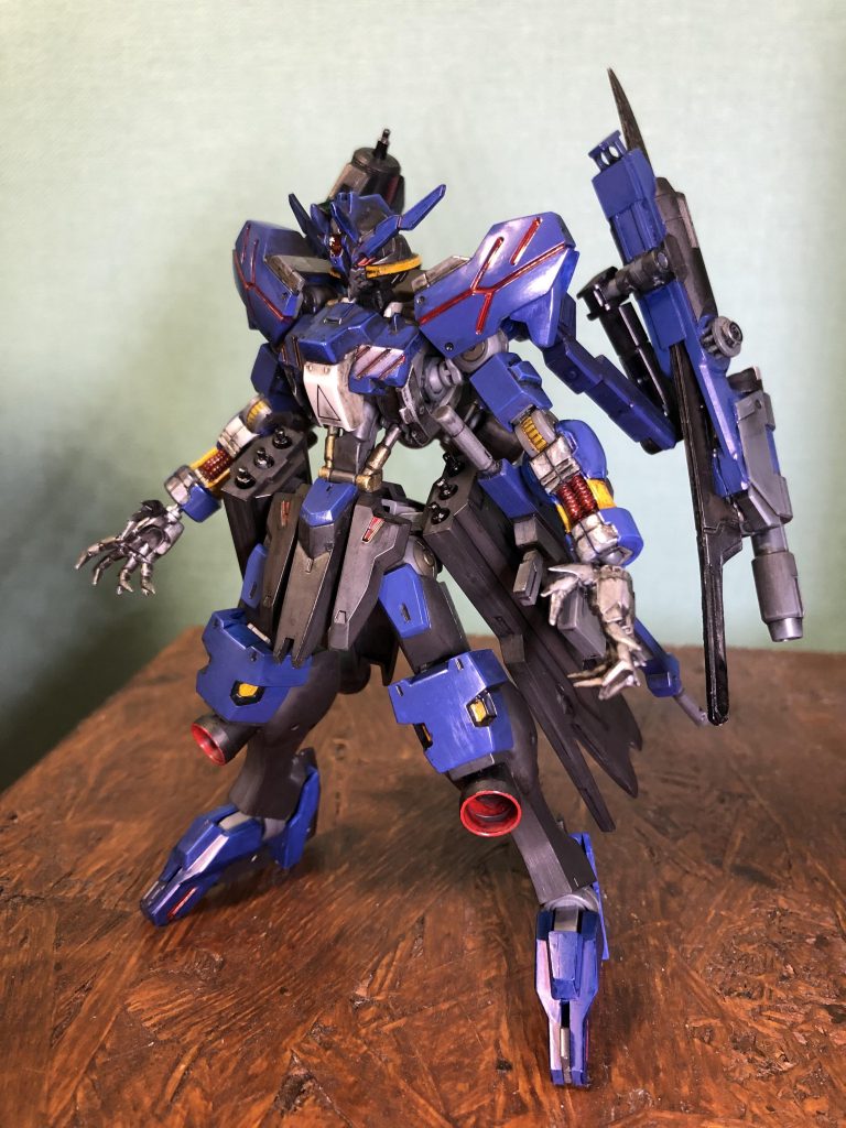 オリジナル設定と言いつつほぼヴィダールまんまなのですが。バエルとの戦闘後、キマリスヴィダールは装甲が大破しちゃったので、ほぼ無傷なヴィダールの装甲を使用してギャラルホルンが改修したことにします。アインの脳は焼き切れちゃいましたが、戦闘データを基に阿頼耶識typeE的なものを搭載してます。