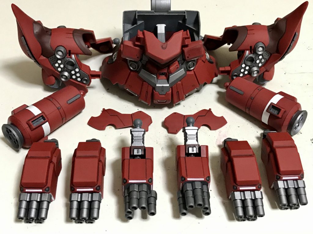 スミ入れとツヤ消しトップコートの後です。さらにこの後、リアルタッチマーカーの薄いグレーでエッジを強調しました。