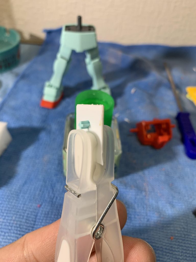 箱絵の様な厚みが欲しかったのでサイドスカートの厚さの変更を実施、1.2mmのプラ板に3.0mmの穴を開けサイドスカートの裏側へ接着→寸法調整+合わせ目消しで行いました。+