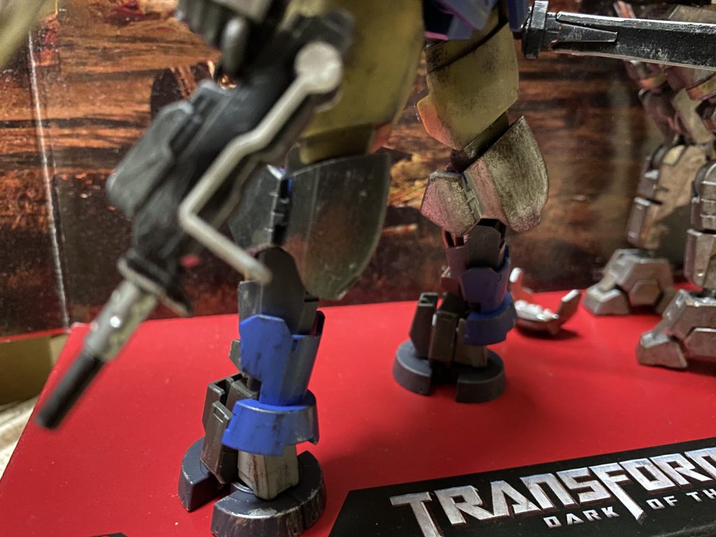 より部族感を出すために赤いペイントっぽいものを足につけてみました