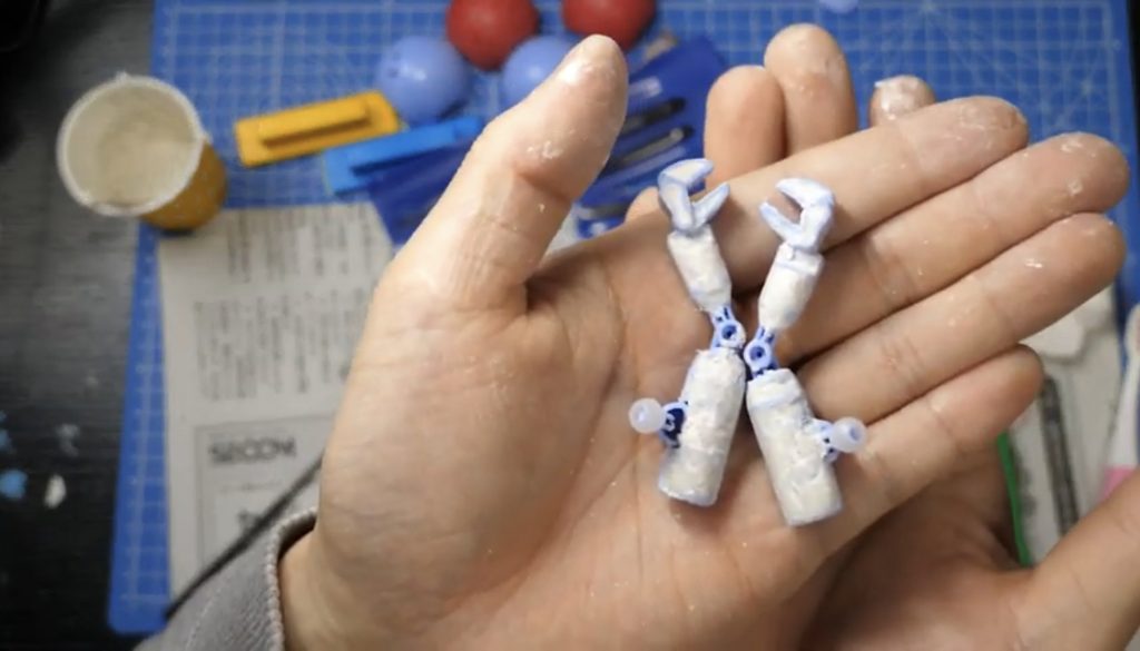 当時、パテが手元に無かったのでベビーパウダーに接着剤を混ぜて使用。(プラを溶かす接着剤を大量に使ってしまい)↑腕たちは、溶けてしまいました...。