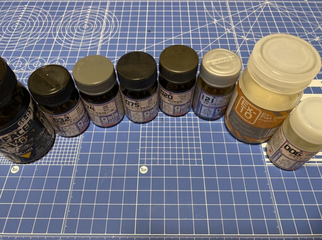 下地 サーフェイサーエヴォブラック外装 アルティメットブラック、ニュートラルグレーⅣとⅤ武器 関節 ガンメタルシルバー スターブライト シルバートップコート EXフラットクリアーにフラットベース