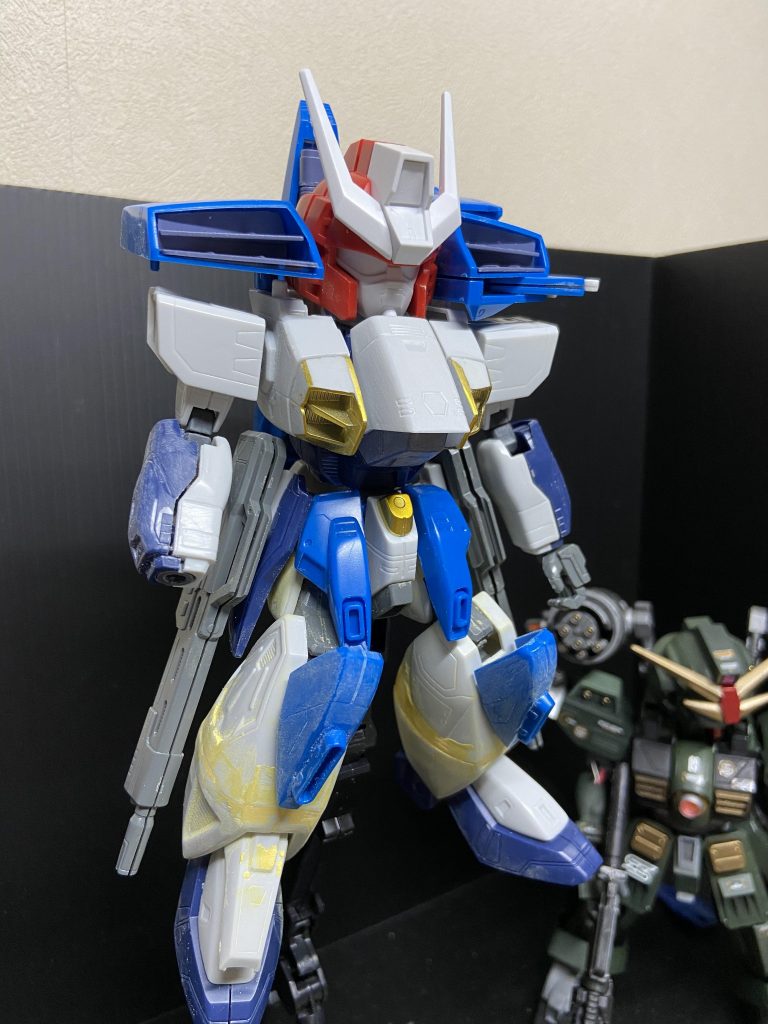 ◆主な加工作業
 ・太腿部で10mm程度の短縮。 ・スネ下部にて5mm程度の短縮。・頭の接続にポリキャップ仕込み・顔を奥に引っ込ませるためフェイス裏面を削り。またまた目視の雰囲気でノコギリいれてるので、寸法不明です。元々、バーストor無印のどちらのカラーで行こうかな、と考えていたこの段階の色が、知人に好評だったので、基本はこのまま走り、白面積を減らして少しヒロイックさをプラスしてます。かと言ってどこかにリアルさは残したいのでトーン、デカールなどで調整したつもりです。‥ガンダムとしてはやっぱりヒロイックさを抑えたほうがまとまりますね。