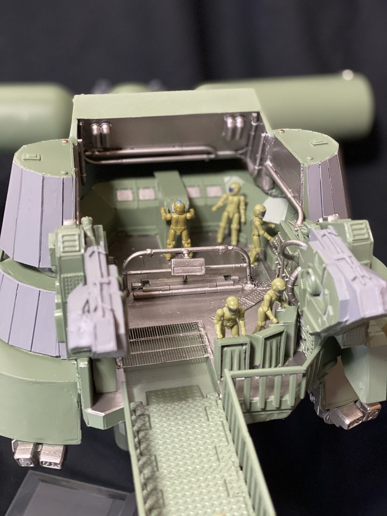 実際にジオン兵を配置。ガンプラとジオラマが融合した作品に近づいたと思いました。