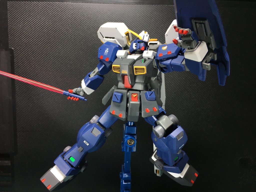 腕は今までのヘイズル系作品同様、手首部分での分割変更、肩アーマーの合わせ目消しと独立化、肩関節の段落ち処理を行いました。