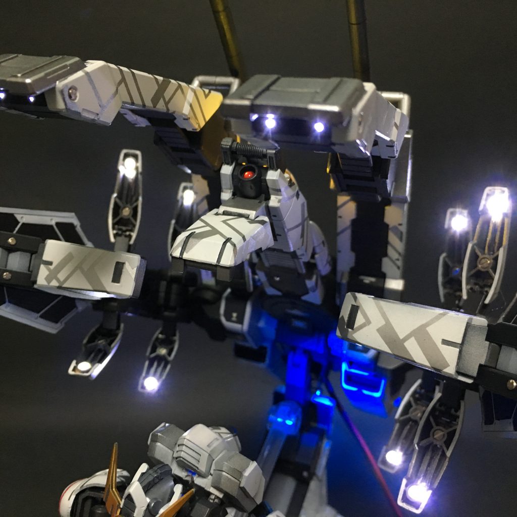 クタン部アップです。16灯のLED仕込みました。本来光らないところですが、カッコよさ重視で光らせてます。