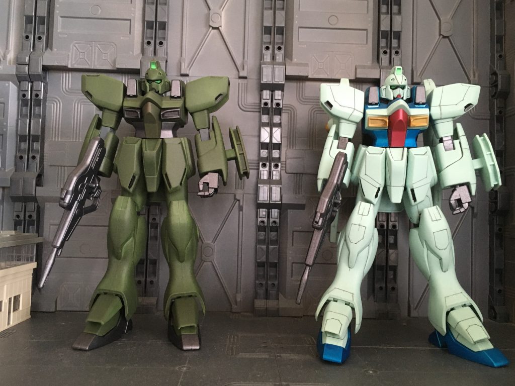 先に制作したガンブラスターと並べてみると塗装のせいかガンイージの方がシュッとした印象になりました