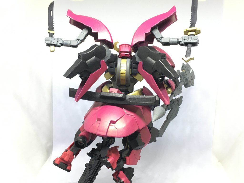 モード阿修羅バックショット。漏影スラスターを削って3㍉プラ棒を通したポリキャップを設置。サブアームカバーが前面に回り、アームの可動域を広げるように工夫しました。刀の鞘のマウントは元々ある漏影のハンガーを流用。接合部をハンガーに合うように削ってあります。