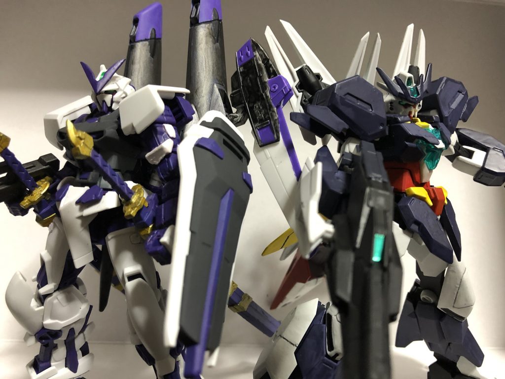 最後に2ショット。私のアイコンにもなっているこのアストレイは「アストレイ・アメジストフレーム」という名前で誕生しました。しかし、ガンブレ3で思い付いた当時の名前は「アストレイ・アメジスト紫龍」というアストレイ・レッドドラゴンを意識したゴリッゴリの刀ガンダムでした。確か、刀を6本装備してたかな……。その後、考え直して実際のキットで組んでみたところ、2018年9月9日にガンダム試作2号機の肩にあるブースターをバックパックとして使用した形で誕生。しかし、ブースターが重過ぎて思い通りにカッコ良く飾らないことから諦めていましたが、ユーラヴェンガンダムを作る前に修理と改造をやり直し、現在の形になりました。キマリスブースターとMSウイングの合体技で作った「バランスタイプ」それと、ビームキャノン、ハイパー・メガ・ランチャーを装備した「遠距離タイプ」で武装と用途を変えられる状態を考えて作りました。プラネッツシステムを見たときに、これが思い付いたのです。しかし、バランスタイプのブースターに艶消しを塗ったら、ガンダムマーカーで塗装した為、少し剥がれてしまったのが残念です。見に来て下さった方々、妄想撮影に付き合って下さりありがとうございました!背景については今後改善。写真についてはスマホで撮っているので、カメラが趣味なすごく心強い味方が協力してくださるそうなので、新しい作品が出来たら、それで投稿しようと思っています。