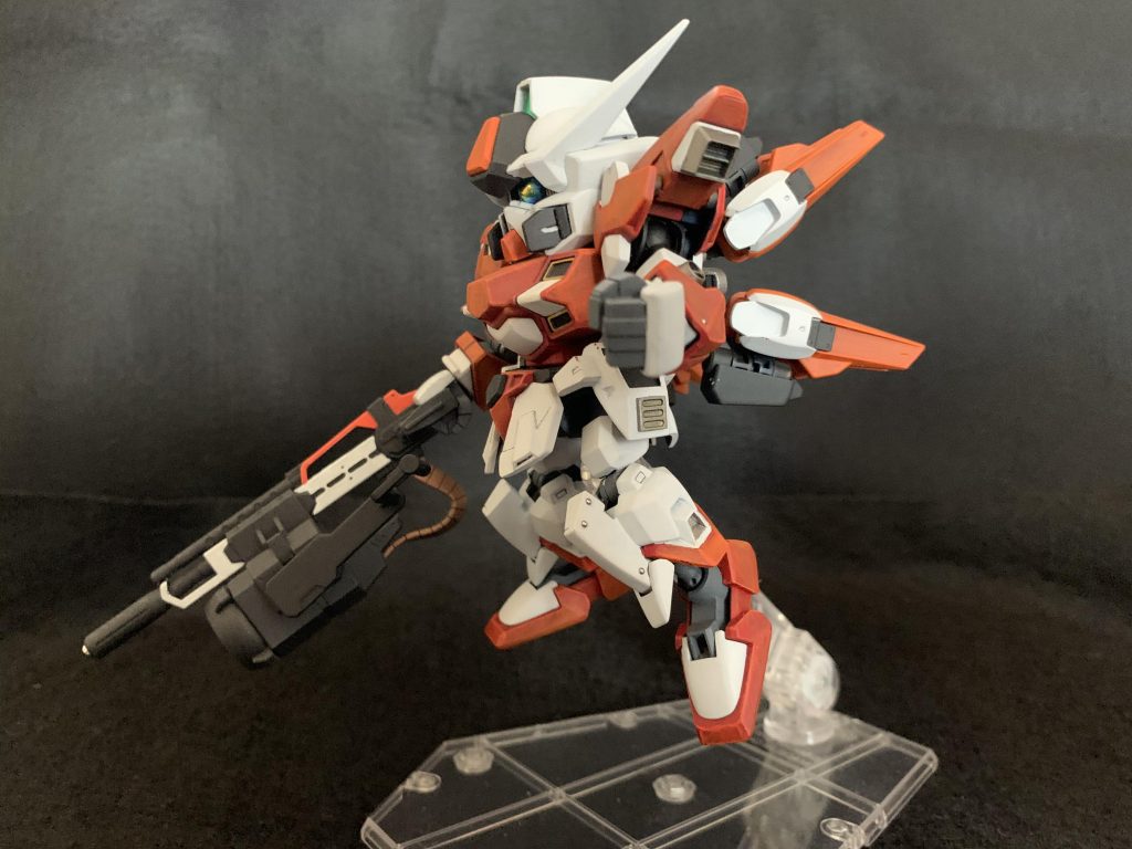 肩とサイドスカートの謎の凹部にスラスター風のパーツ貼付、肘関節も寂しかったのでマルイチモールドを追加しました。見辛いですが膝や前腕部にはメタルボールを埋め込んでいます。
    +