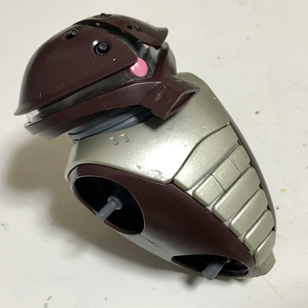 組んでいる途中でなぜだか急に「胴体をシャンパンゴールドに塗ったらどうなるだろう？」と思ってしまいまして…汗
悪くないけど、なにか違うな〜、となり…
    +